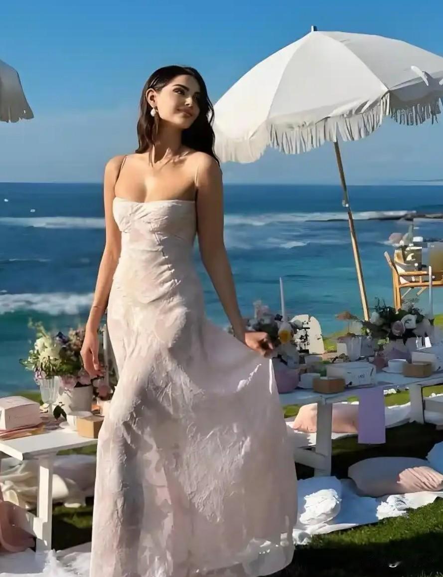 公司派驻伊朗的IT男与伊朗的妙龄女碰撞出了欲望的火花，两人第一次去酒店开房，就被