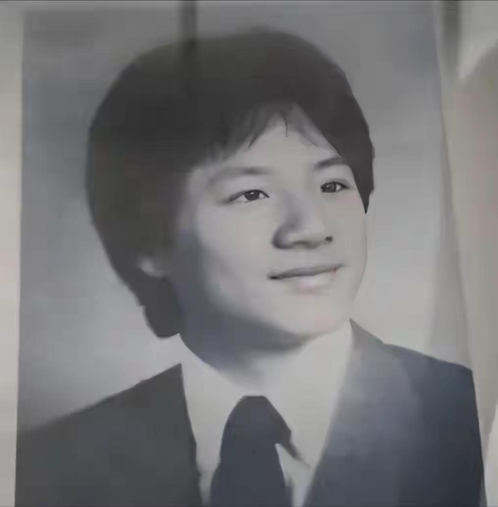 黄仁勋单人照满屏的自信，智慧的男人都自信，他人虽矮但浓缩就是精华。