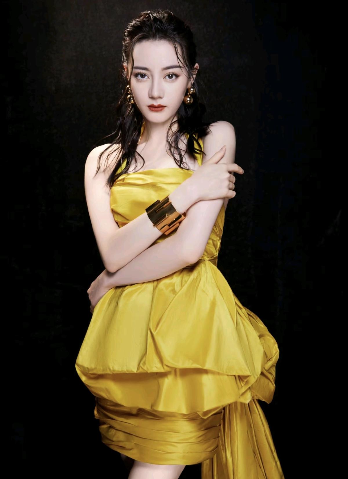 迪丽热巴一袭亮黄裙装登场，是自带聚光灯的明艳大女主[比心]亮黄裙装配湿发红唇，迪