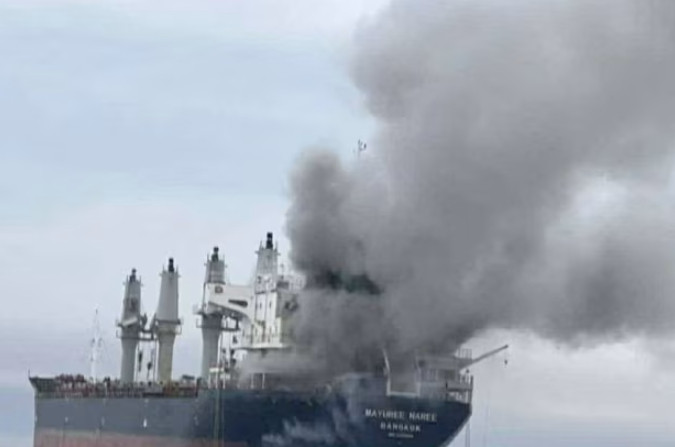 霍尔木兹海峡航运危机升级：伊朗击中开往印度商船，三名船员失踪，全球化肥供应告急