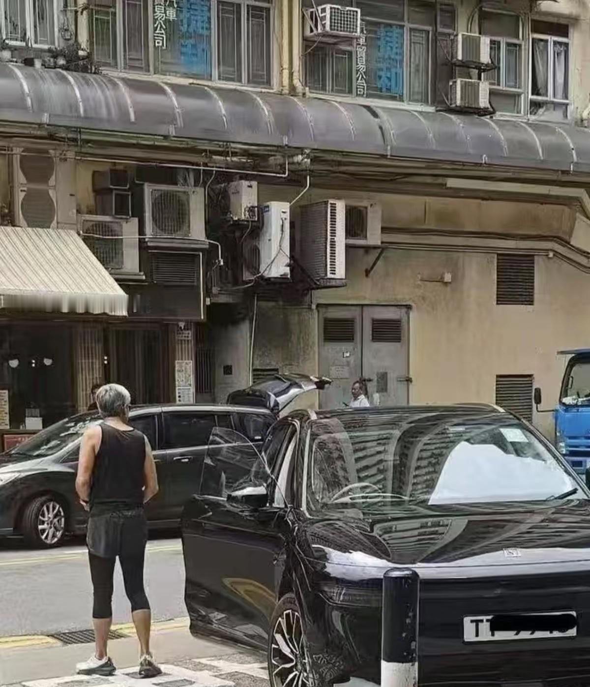 周润发是真低调啊，上亿身价开20万电车买叉烧，穿得就像个普通街坊！一辆黑色电车，价格在二三十万左右，