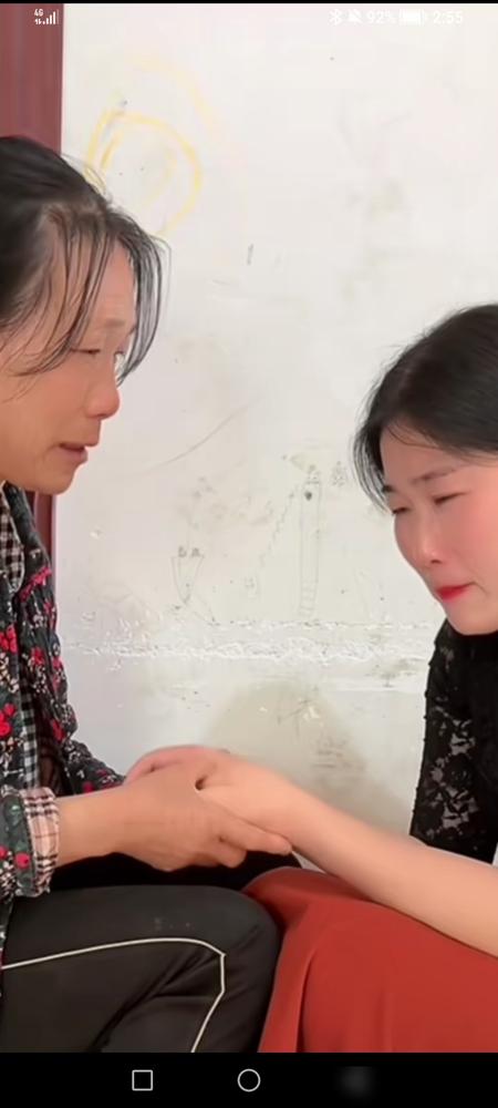 泪酸！丈夫意外离世后，妻子天天以泪洗面偷偷哭，婆婆看到后，独自找到儿媳妇谈心。