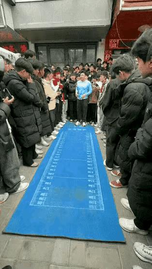 苏炳添的立定跳远，好像有一次在视频上看过，弹跳力也是非常的好，跳的也是非常的远，