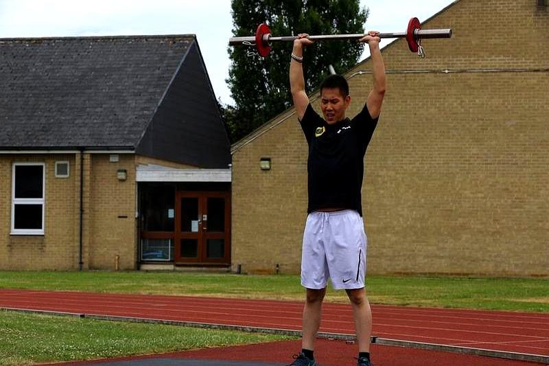 通过运动科学降低血糖的核心在于结合有氧运动和力量训练。我这边挥汗如雨刚停