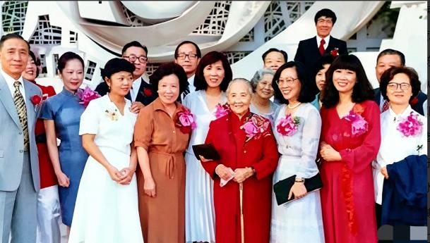 她19岁嫁人，守寡54年，活到了106岁，独自把13个儿女供成博士，一个儿子闻名