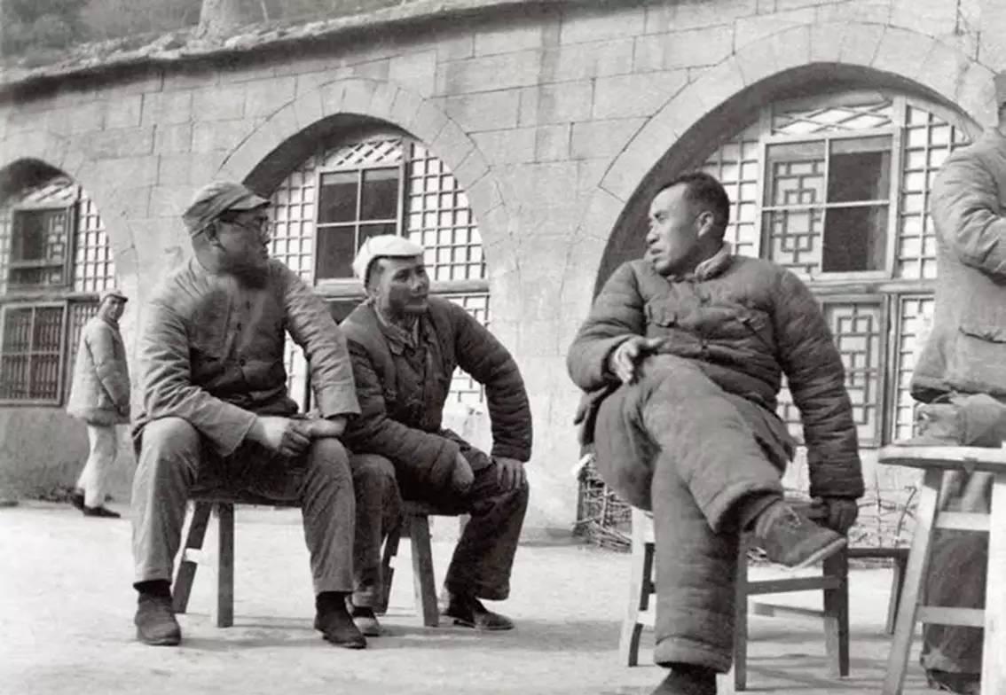 1949年毛主席乘车路过涿县时被守城哨兵拦截，哨兵坚决表示即使是毛主席本人车也不