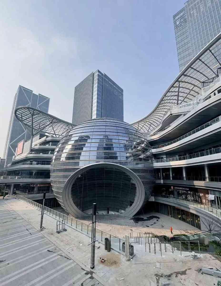 437㎡的LED球体，官方叫它“宇宙之门”。你管一个发光的大球叫“门”。这感