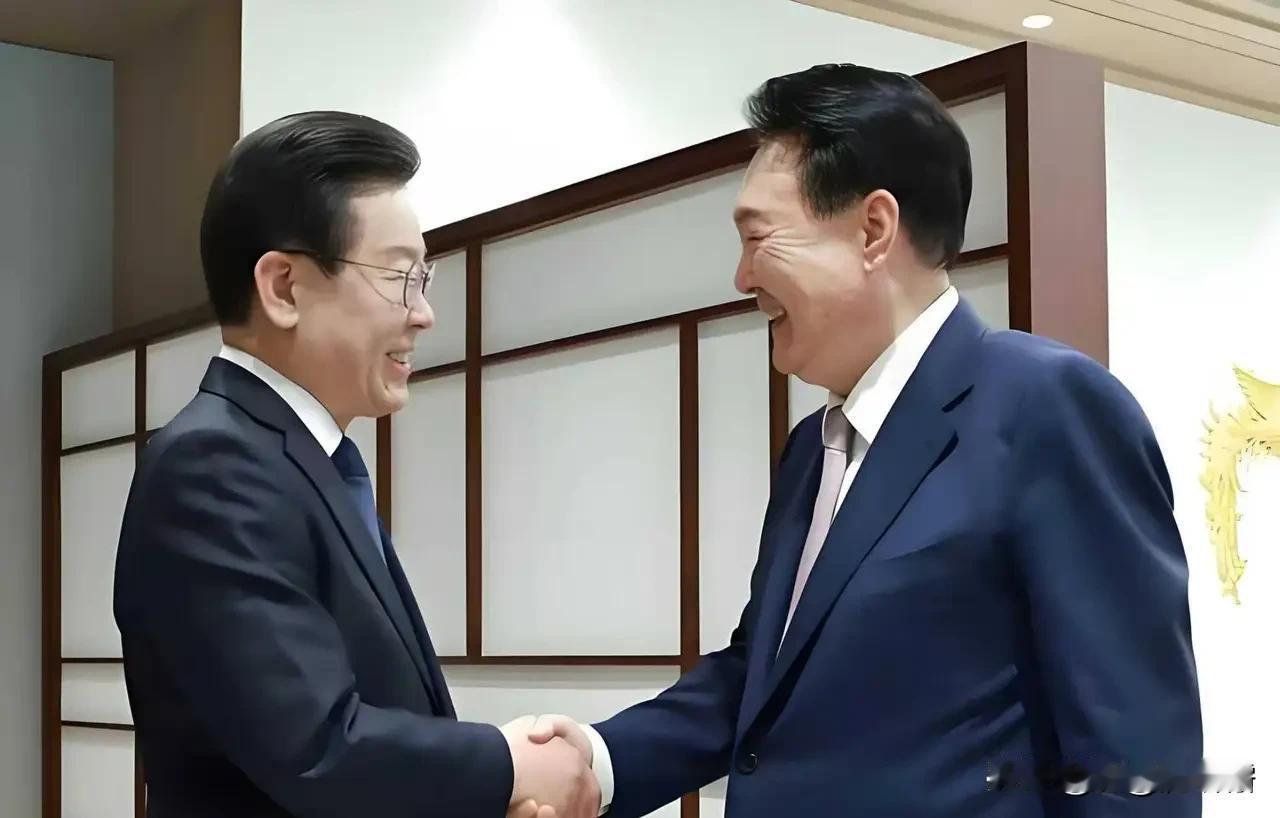 尹锡悦至少不是死刑，其实李在明与尹锡悦在生活中应该关系不错，两个人之前每次见面时