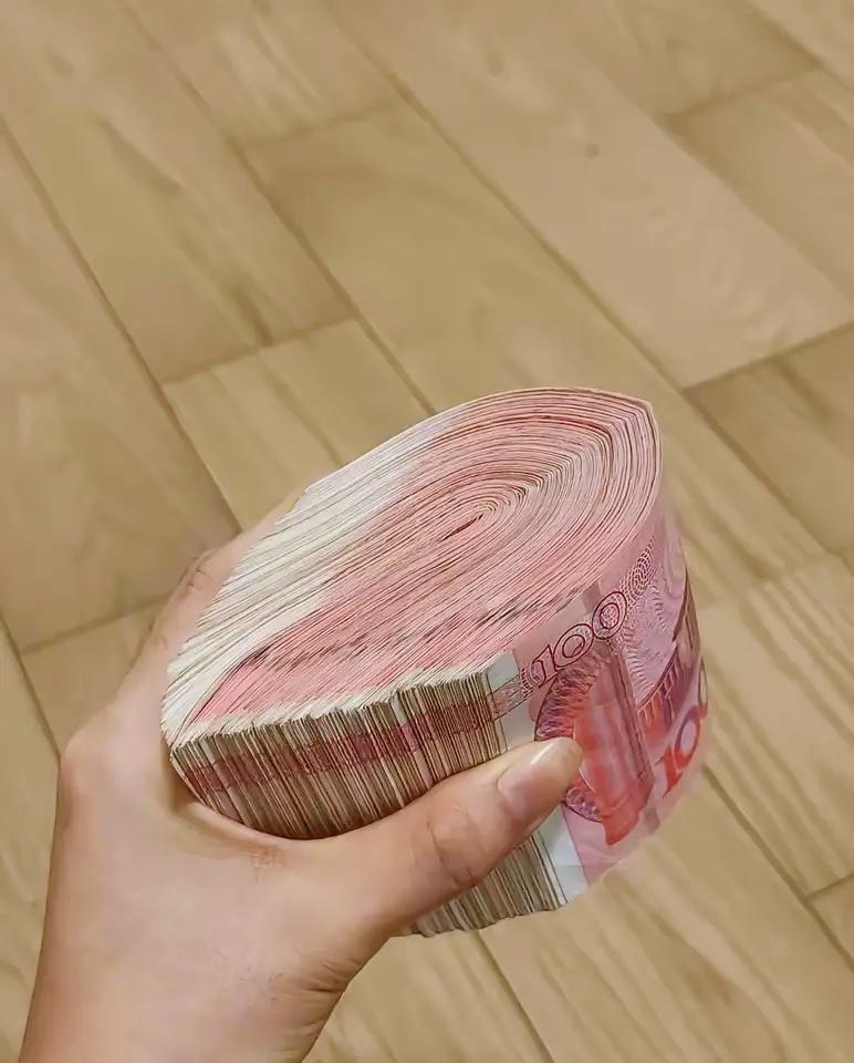 钱！太重要了！你手里有一万，失业了也能保自己三个月的体面。​如果