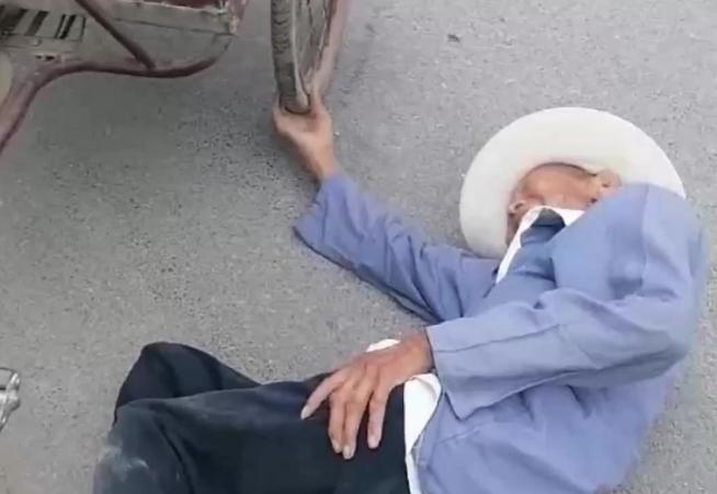 湖北襄阳，员工将垃圾直接倒在一荒地里，因荒地是一7旬大爷的老宅基地，大爷又恰巧看