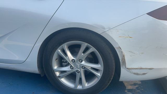 刚买25天一血刚提车25天高速上被撞了，交警过来对方全责一血轮毂擦伤了，我