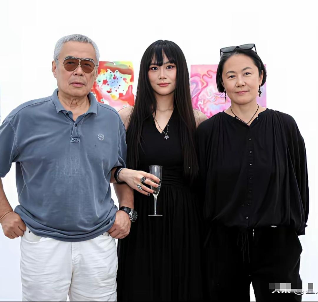 窦唯二女儿窦佳嫄在北京举行个人画展，窦唯前妻高原，还有前岳父都去画展现场了！高原
