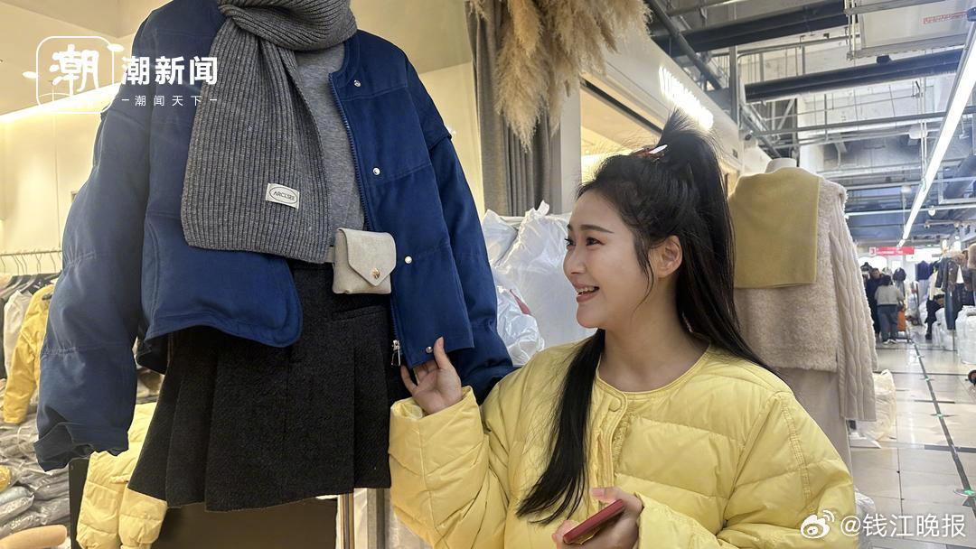 11月20日清晨，杭州四季青市场的窄巷已被羽绒服订购商的打包胶带撕拉声淹没。来