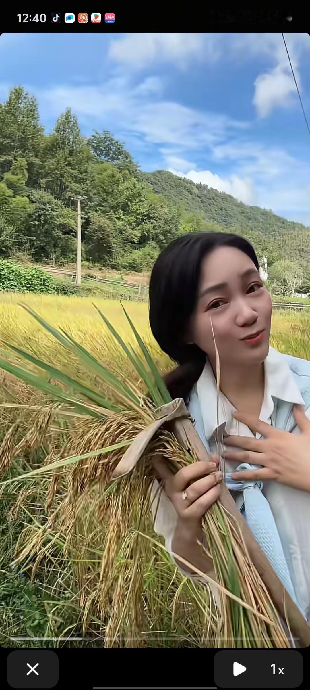 安徽台的周群也太有意思了！人家割稻子都用镰刀，她手里拿的居然是锄头！用诗人徐