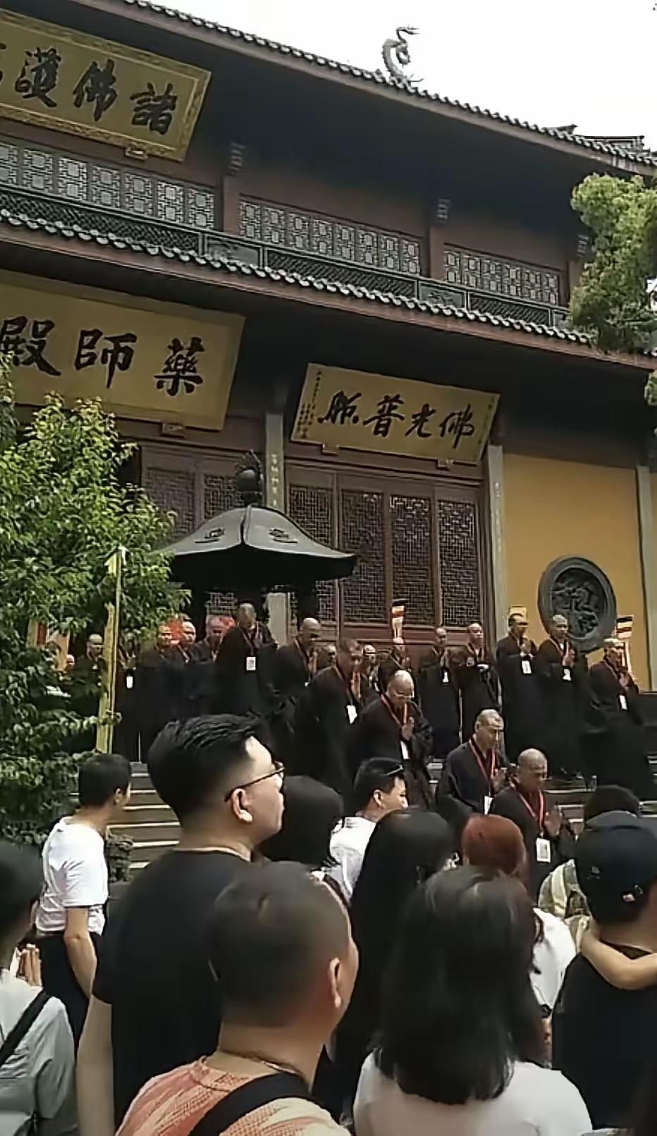 你敢信吗？现在最让人扎心的不是房贷车贷，也不是加班内卷，而是灵隐寺里那些二十出头