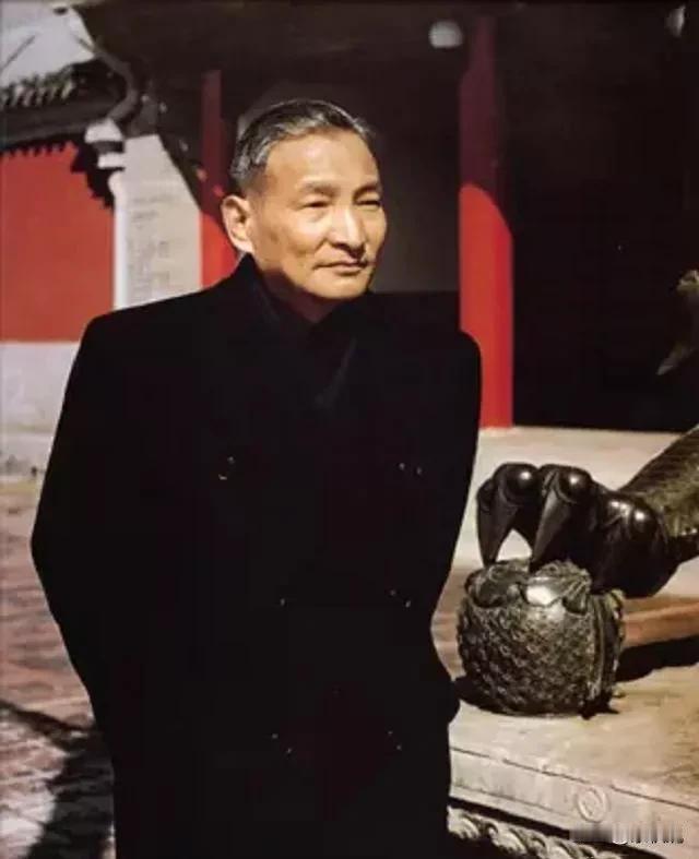 其实，可以考虑让刘德华演他，俩人真的挺像。真的没有想到，他还当过特科主任，先