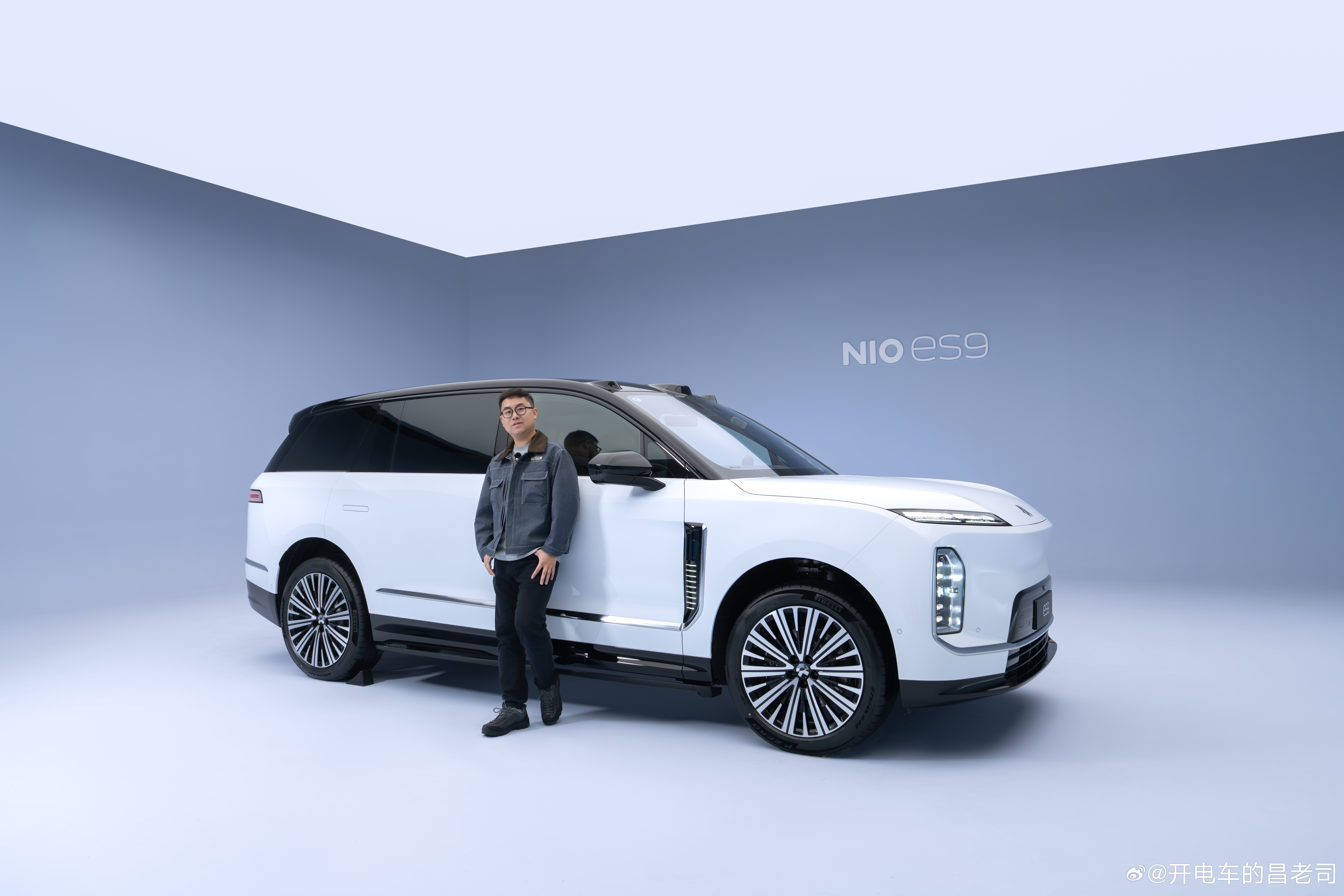 糟糕，没站对位置！！站在ES9旁边把我拍出了150的感觉白色+22寸轮毂的搭配（