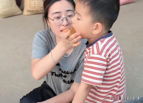 去年618那件50块的T恤，我一次都没穿。今天早上整理衣柜，翻出一件T恤。标签还