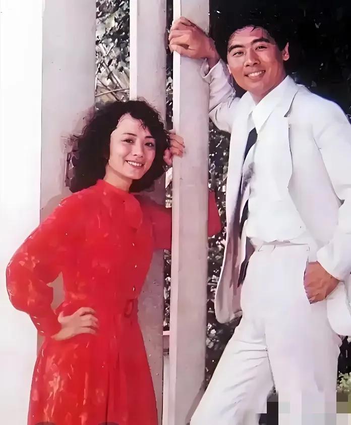 今日刷到王洁实与谢丽丝年轻时的照片，不禁感慨万千。他们堪称男女二重唱的开山鼻祖，
