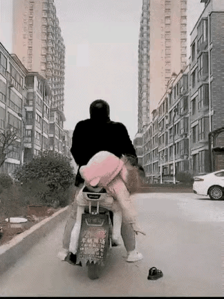 你见过这么粗心大意的糊涂父亲吗？话说某天早上，一位父亲骑电瓶车送女儿去上学。女儿