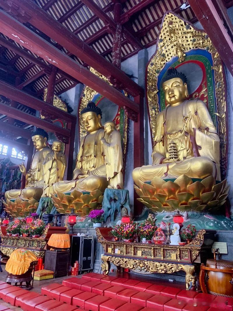 南华寺大雄宝殿｜三世同堂的庄严与慈悲跨进南华寺大雄宝殿，最先撞入眼帘的，便