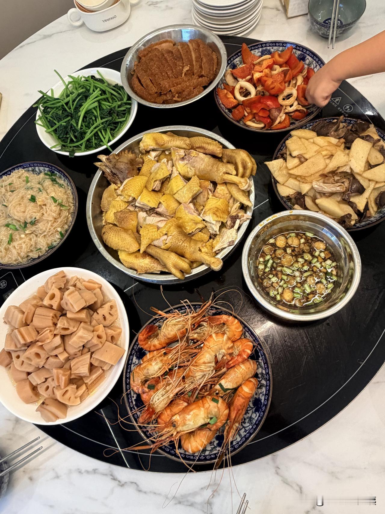 今年中秋想着平时工作忙，难得回婆家一趟，我早早就起了床，扎进厨房忙前忙后，买菜、