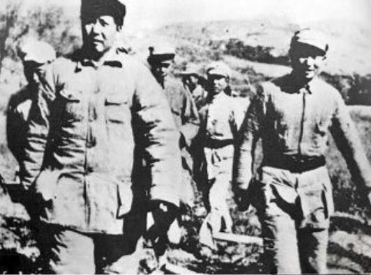 1943年，毛主席到南泥湾视察，王震激动不已特意用烧鸡款待。毛主席吃的非常高兴，