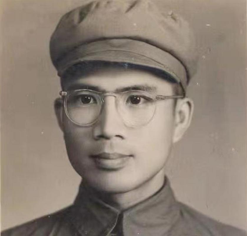 1951年，一个15岁新兵擦大炮，埋头看瞄准镜，谁料突然瞅见，敌人阵地上出现一奇