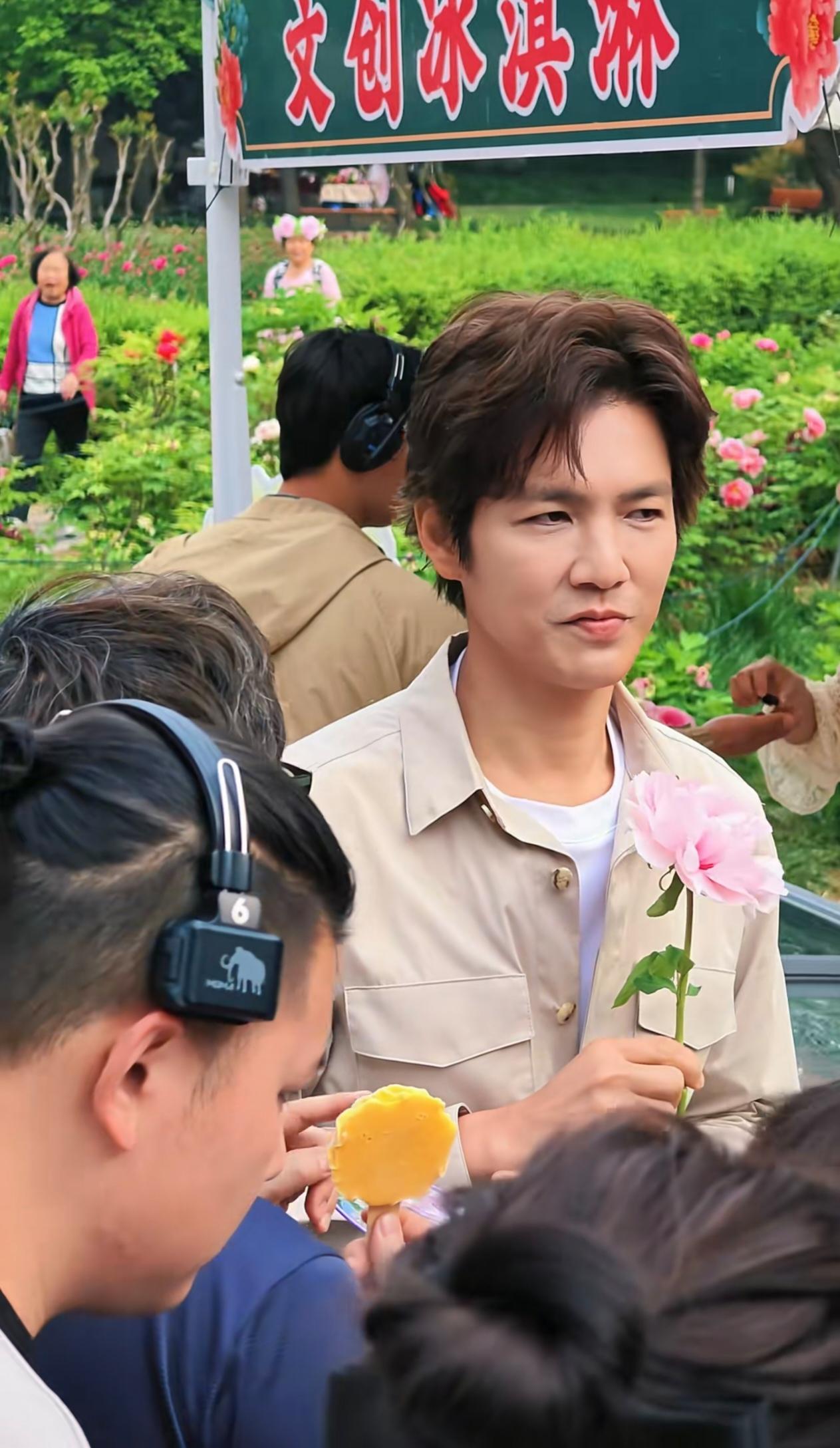 钟汉良现身洛阳牡丹园，这状态太好了！他一身浅卡其色休闲套装，墨
