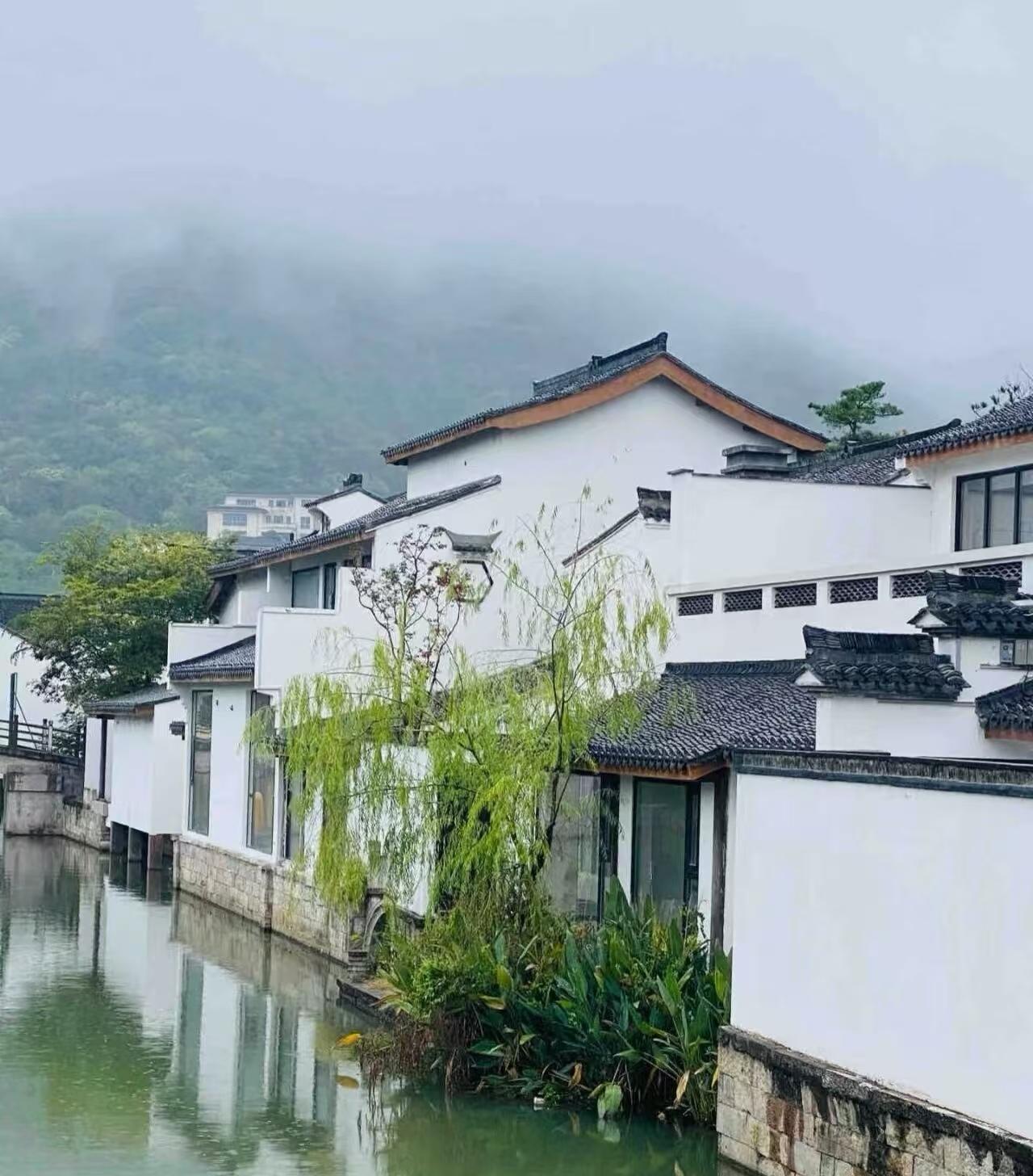 风从远山来，春色醉流年，十里春风，三月天，情暖人间。露水不惊残梦，只送一夜微凉。