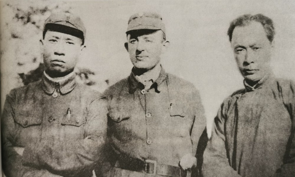 1941年，新四军代军长和政委在苏北合影。1955年大授衔的时候，刘少奇推荐粟裕