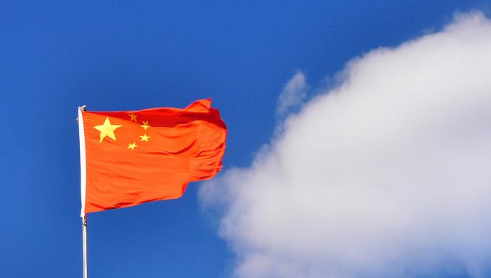 最近手机上全是美伊开战的新闻，中东乱成一锅粥。但这场较量，更让全世界警惕中国——