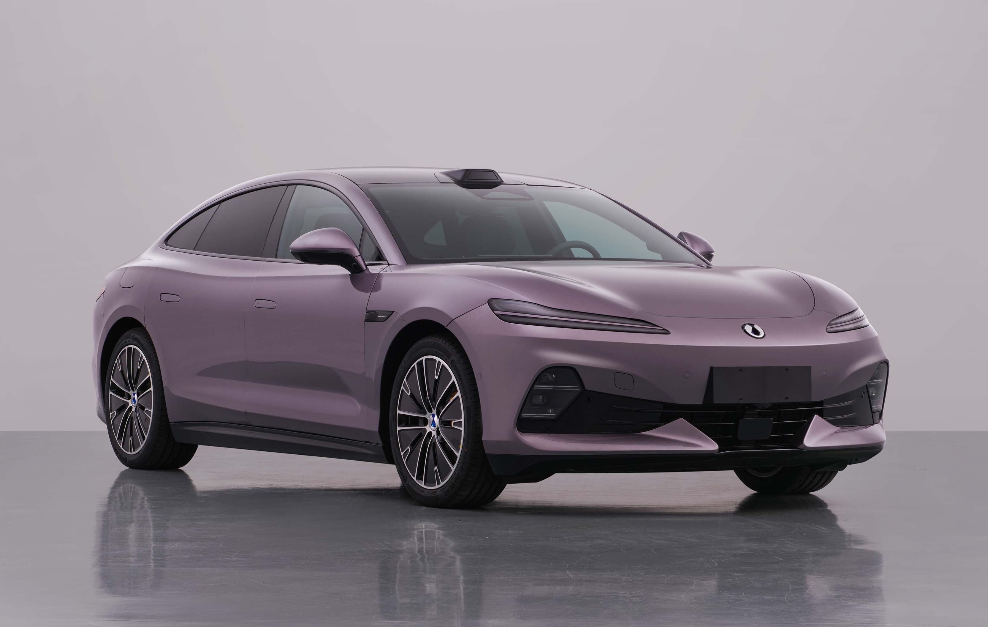 第一眼，我去腾势Z9咋突然变样了，这个节点不应该啊？！第二眼，不对，尺寸不对。听