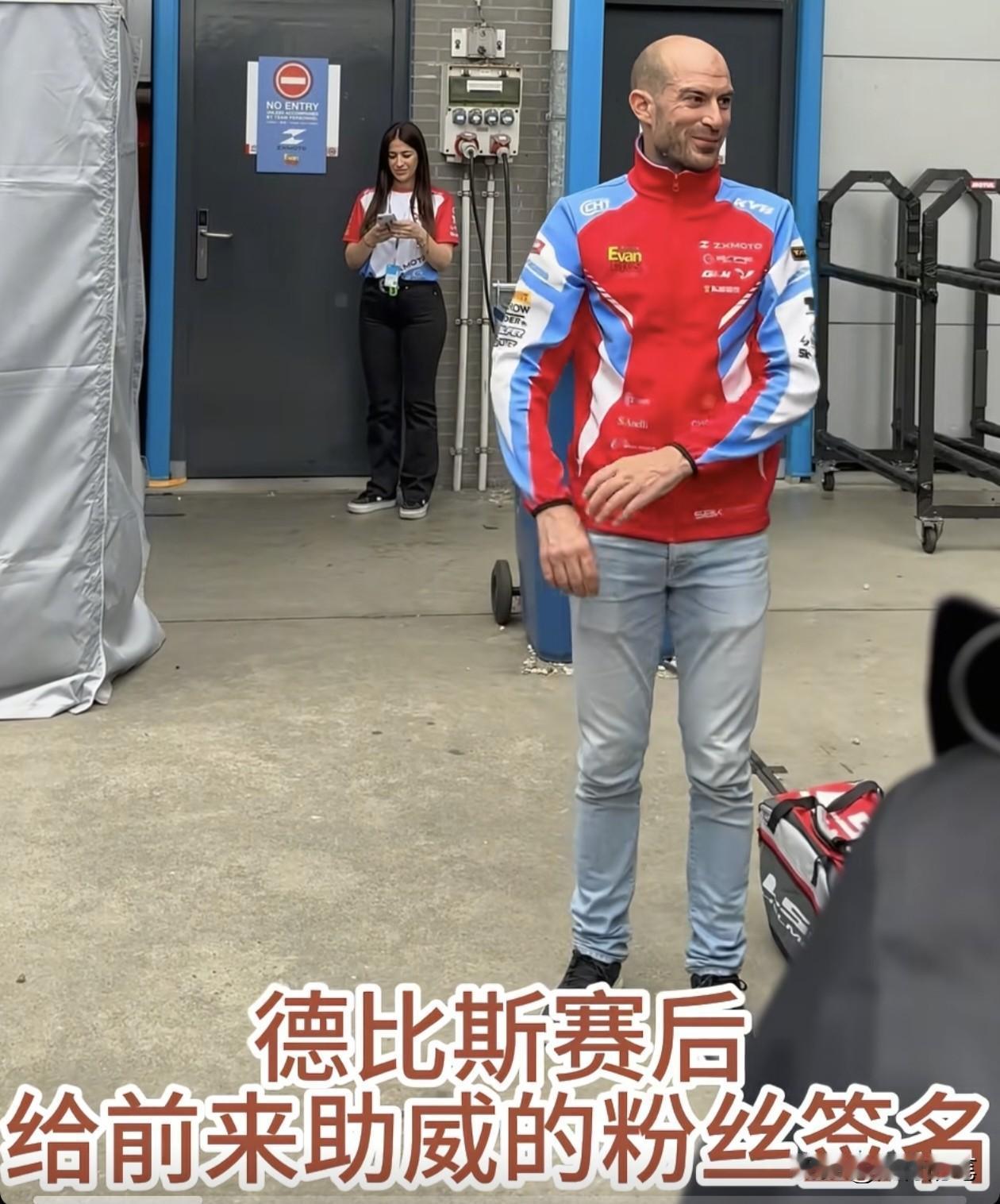 张雪看人还是很很准的，这位车手德比斯虽然在赛车里面已经算年纪大了，但是他本性却非