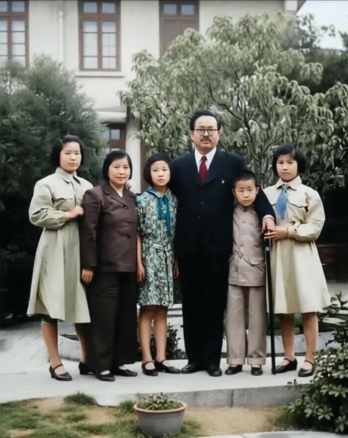 1950年，这是任弼时与夫人陈琮英及四位子女的最后一张全家福合影。记录了任弼时在