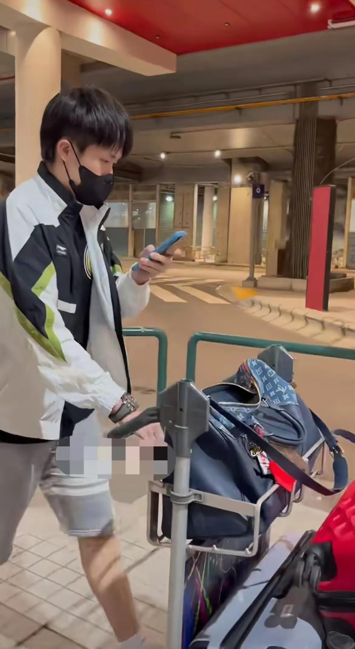 王楚钦这“认亲模式”也太随心所欲了！粉丝机场偶遇小心翼翼问“你是不是王楚钦？”，