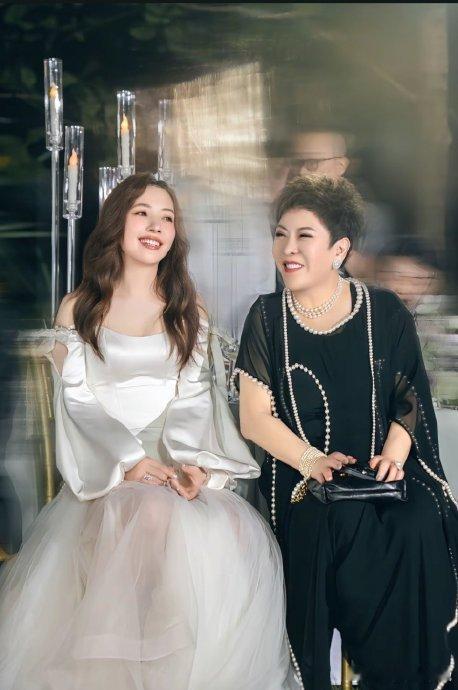 向太说郭碧婷拿捏了公婆的心最近，向太在社交平台公开称赞郭碧婷“是个好媳妇”的