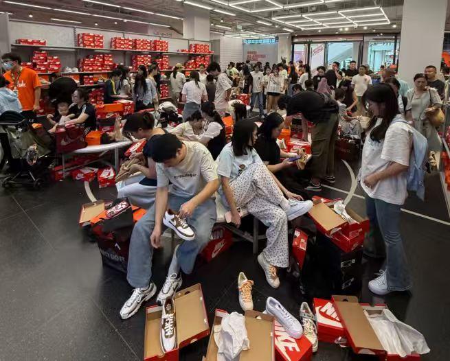 最近两组数据，透露出了一个强烈信号。一个是，全国的奥特莱斯现在生意好起来了，不少