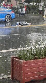 泪目了！四川成都，外卖小哥下雨天不幸和一辆私家车发生车祸，导致小哥受伤后一直躺在