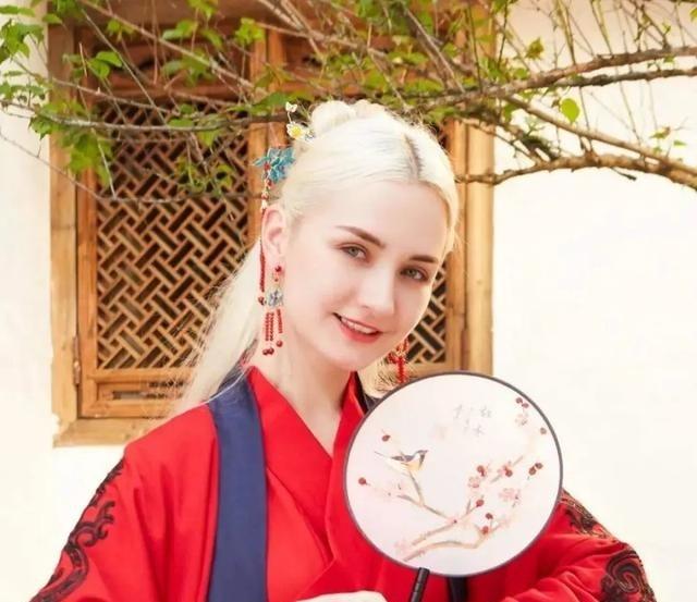 2015年，18岁意大利超模伯妮，不顾家人反对，毅然嫁给中国小伙王依帆，谁知，婚