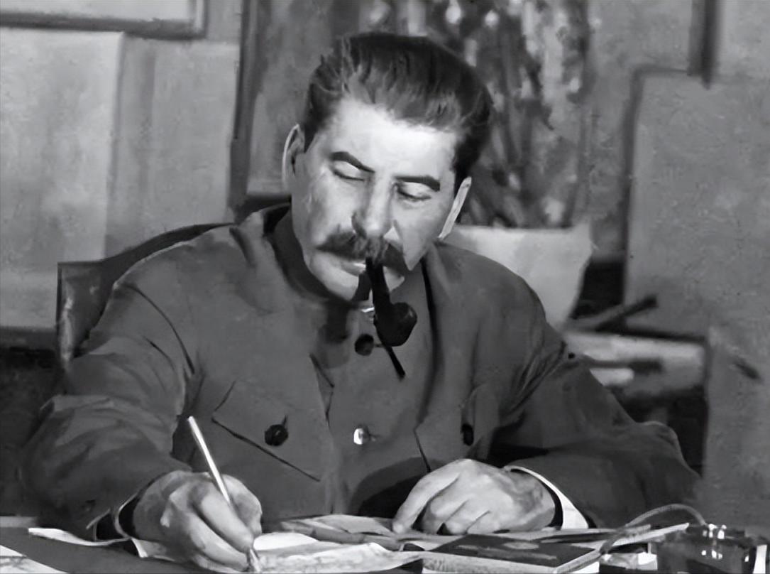 1950年12月2日，斯大林在克里姆林宫彻夜未眠，当他读完志愿军第9兵团长津湖战