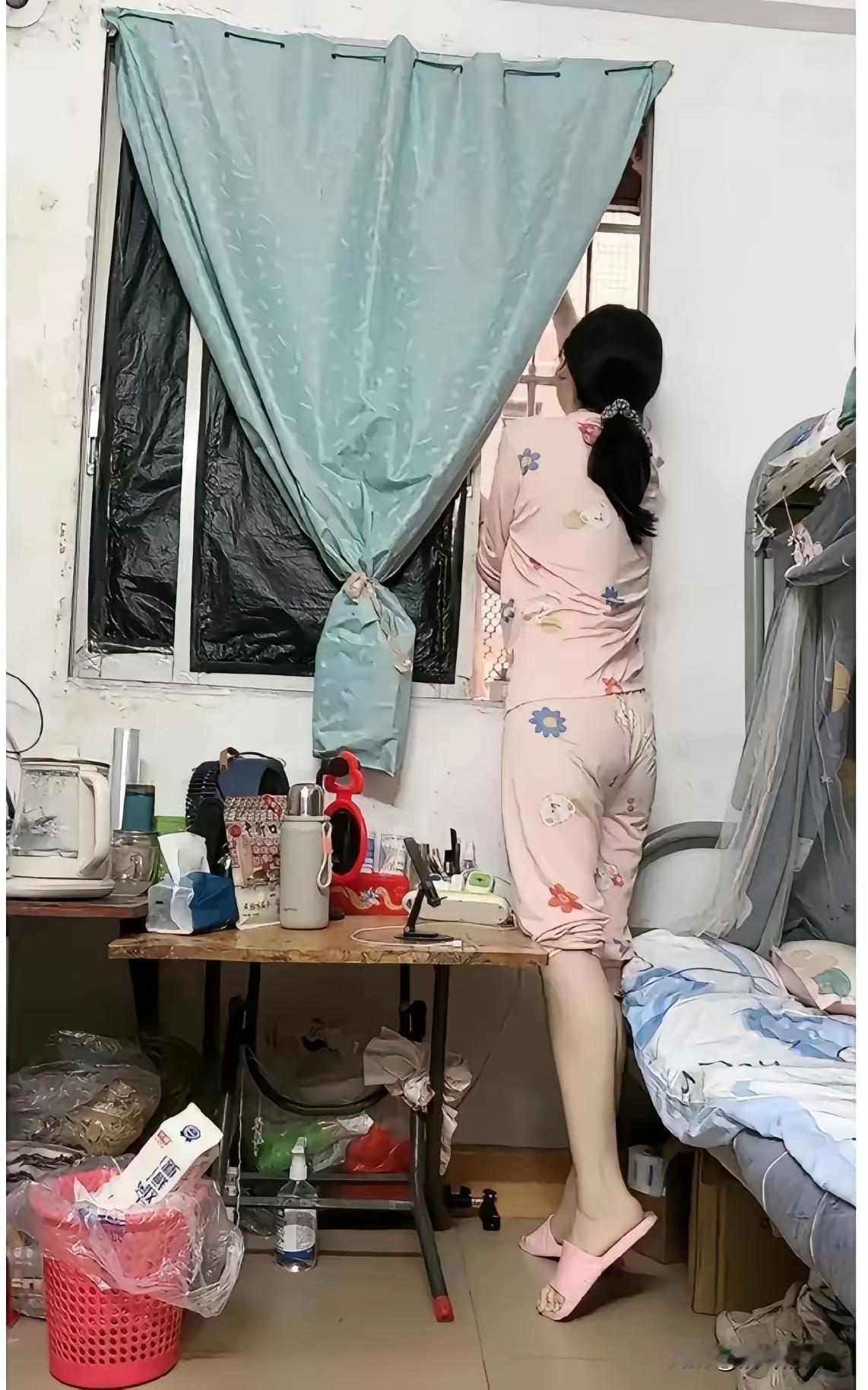 这乡镇女教师的难处太让人感同身受了。80公里没车，周末回县城都不方便，乡镇环境差