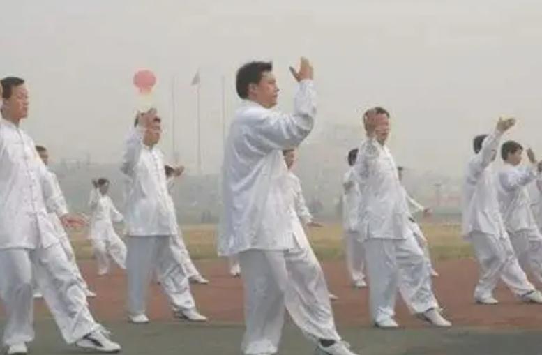 太极拳练到骨子里有多狠？90%人卡在“皮肉层”，高手靠这3招“劲透骨髓”！