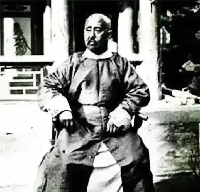 捻军后来的统帅叫张宗禹，最后兵败，只剩下十几个人，逃到一间破庙，第二天他的手下醒
