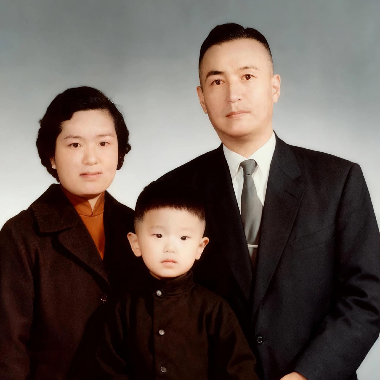 50年代，蔡孝乾和妻子马雯娟、儿子蔡艾安，一张罕见的留影，镜头中的蔡孝乾西装革履