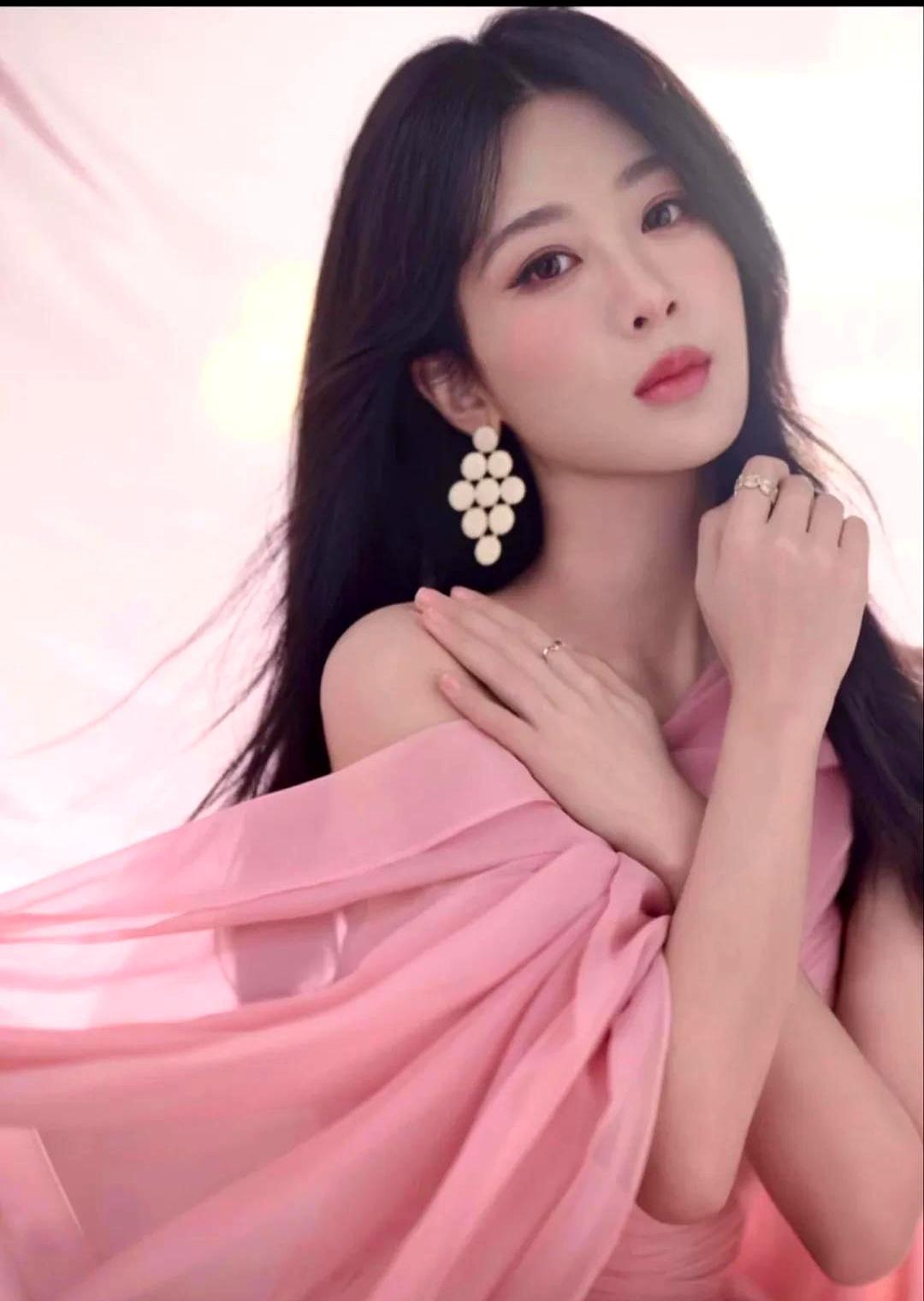 这事儿简单：资本大佬盯杨紫，并非因为她是演技神话或绝世美人，而是她本身就是那种无