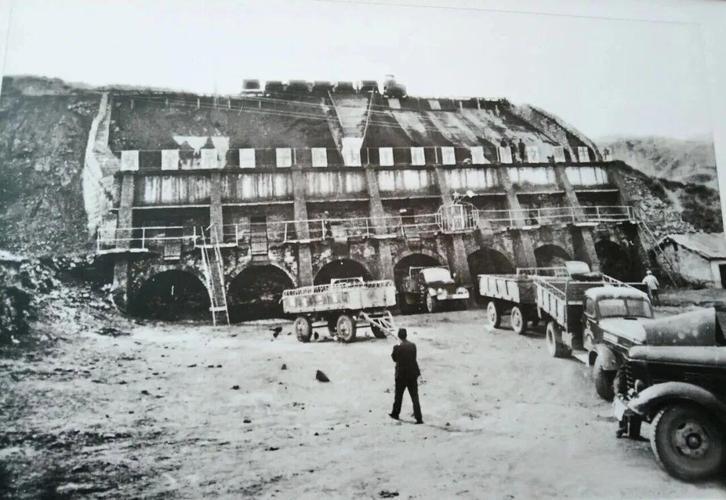 他是51年来新疆兵团的劳改犯，52年被任命为采矿负责人，56年月工资增加到100