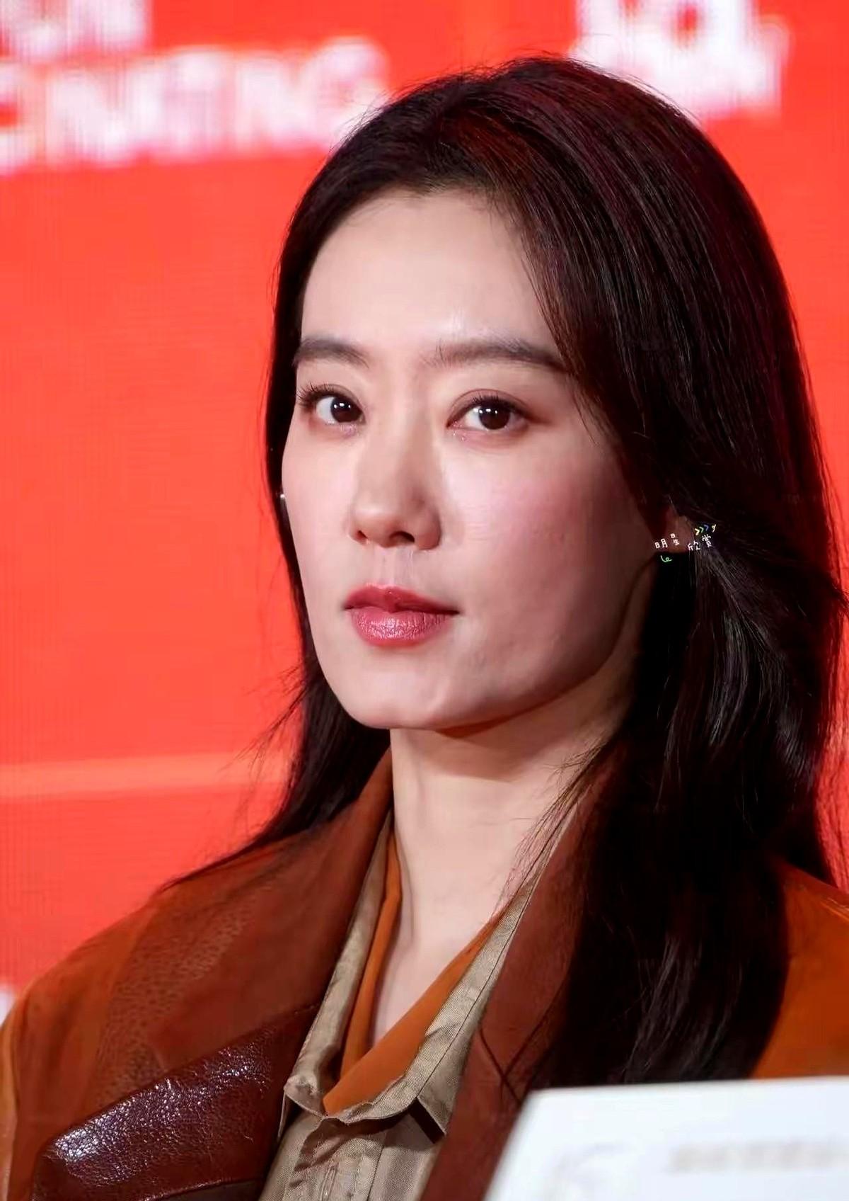 张小斐这步棋，走得比谁都清醒。放着“国民妈妈”的安稳路不走，她偏偏要去接周星