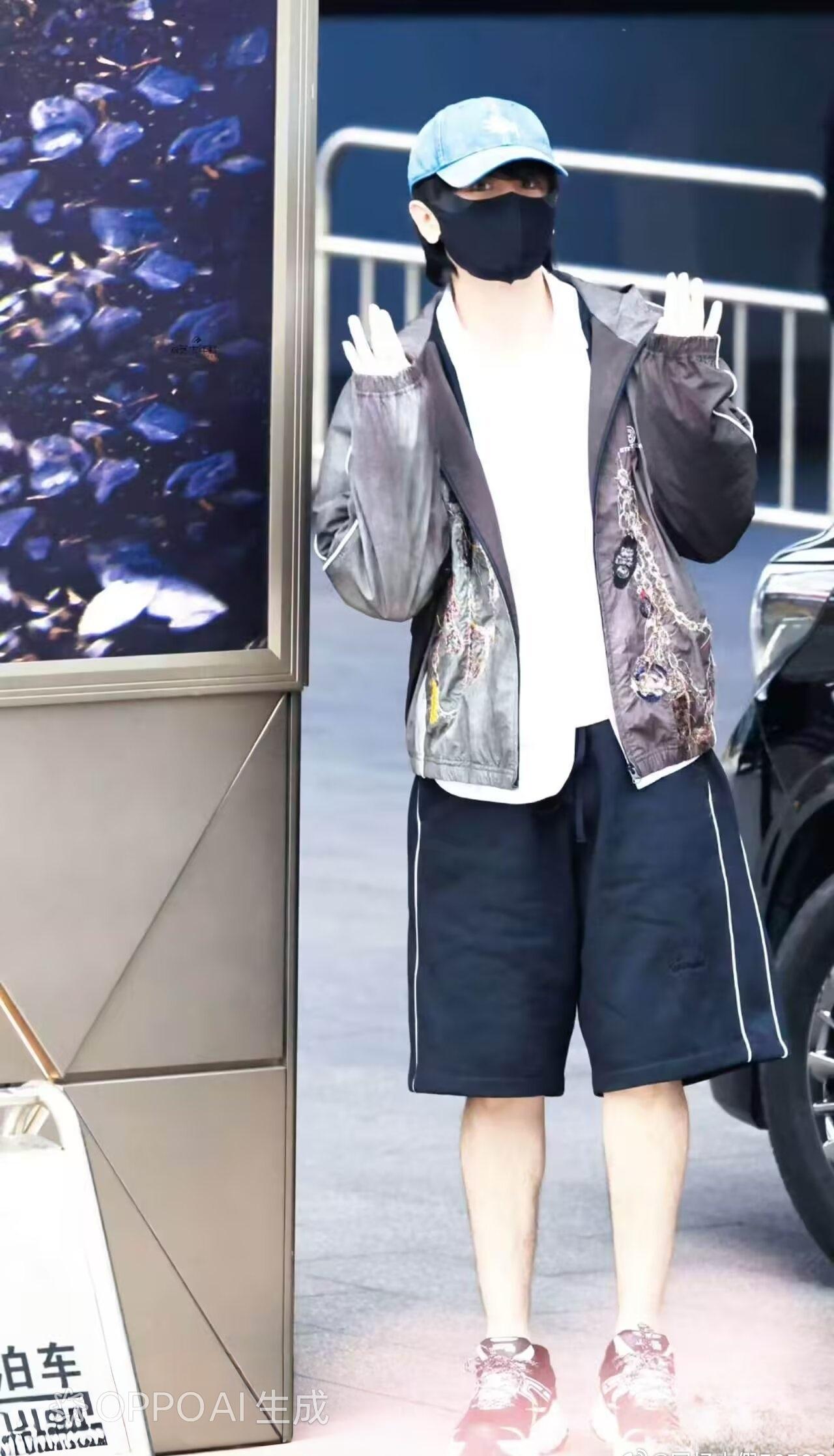 成毅成毅✨好久不见，哥哥！今日份街拍好清爽呀～印花外套搭黑色短裤，挥手打招呼好