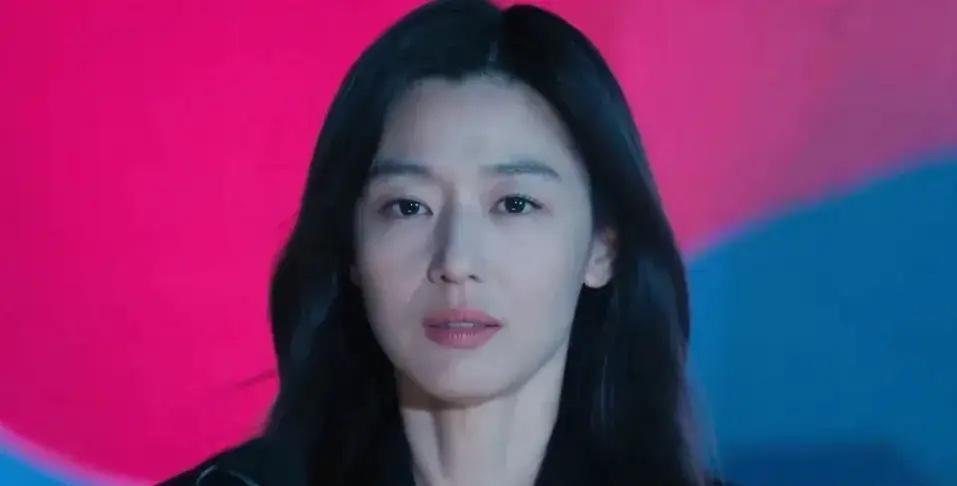 全智贤后悔死了，这会儿估计现在大腿都快拍断了，新剧里好好的政治悬疑剧，突然冒